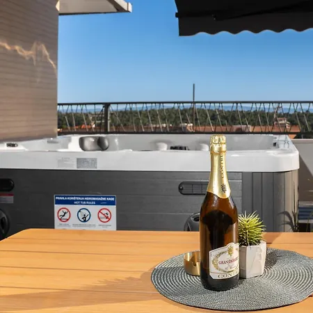 Luxury Nea With Jacuzzi And Sea View דירה מאקרסקה